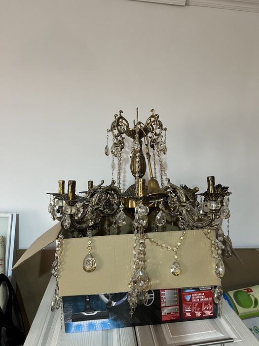 Большая люстра.