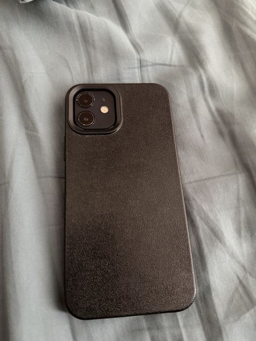 iPhone 12 черного цвета
