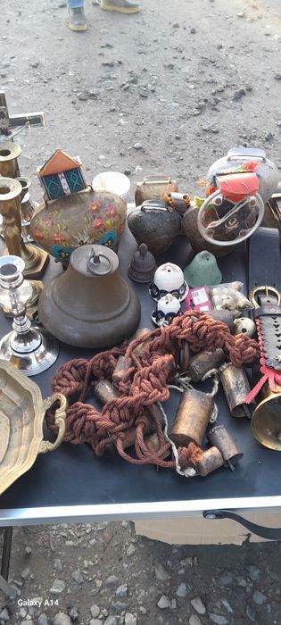 Vînd clopoțele și diverse piese din alamă sau bronz