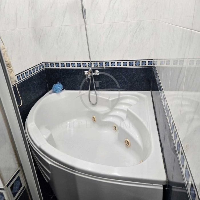 Продава се Тристаен апартамент в Пловдив, Кючук Париж - 92 кв.м за 1054 €/кв.м - Снимка #15