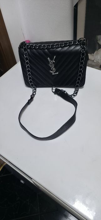 Poseta Yves Saint Laurent