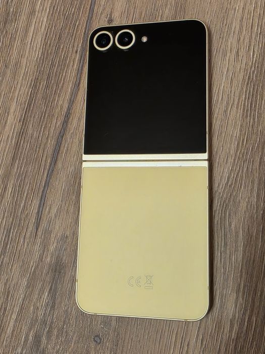 Samsung Galaxy Z flip 6 Gold