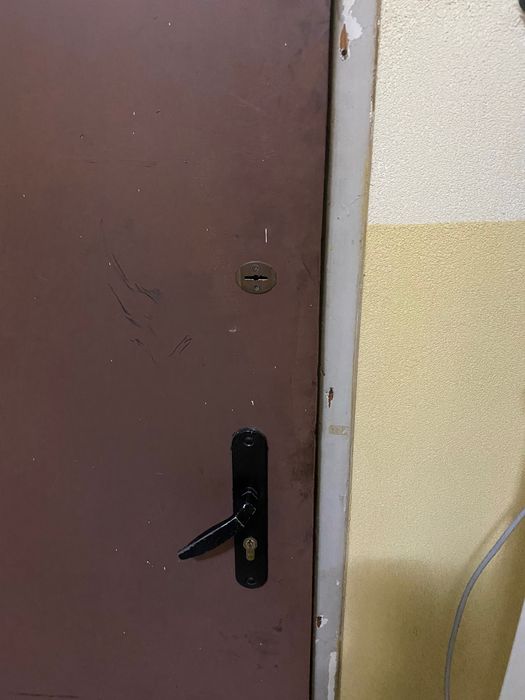 Продавам метална врата с каса 180лв.