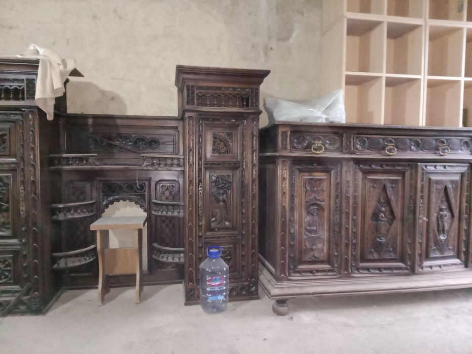 Креско и стулия.