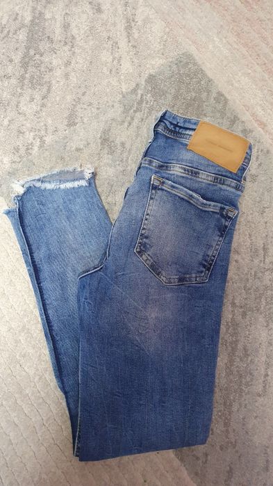 Blugi cu broderie