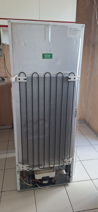 Свободностоящ хладилник с горен фризер Beko DSA 25020