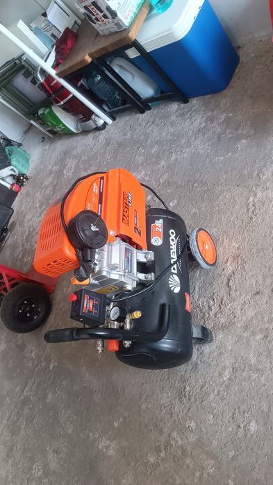 Компресор за въздух 12 бара Daewoo 24л