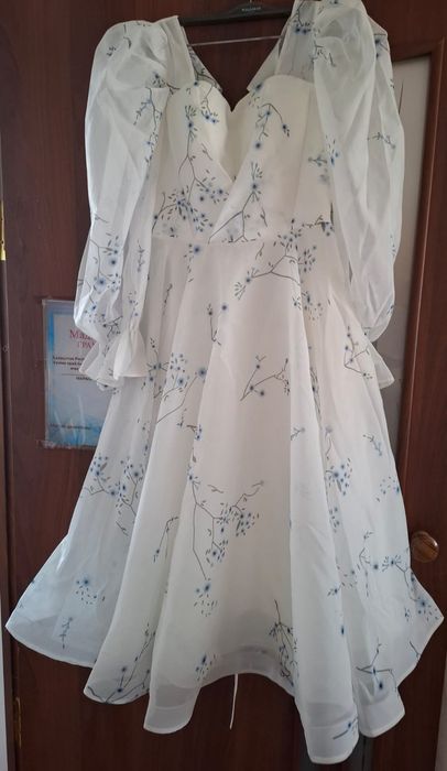 Белое платье с синими цветами