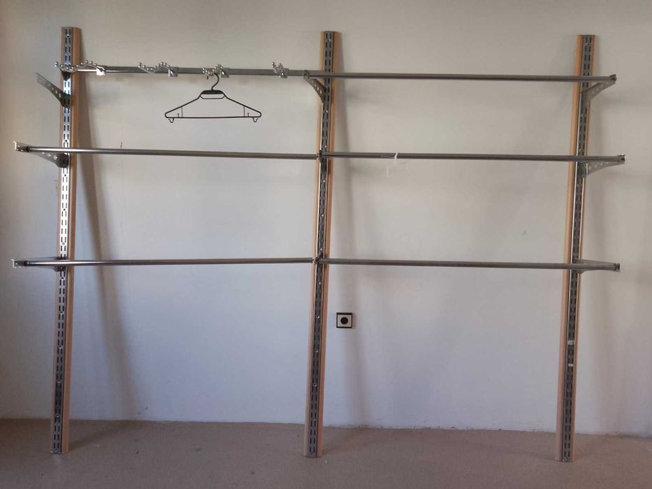 Дървено-метална етажеркa за обзавеждане на магазин.