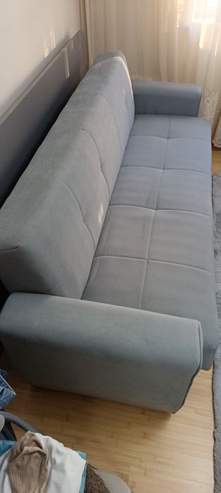 Canapea gri foarte confortabila