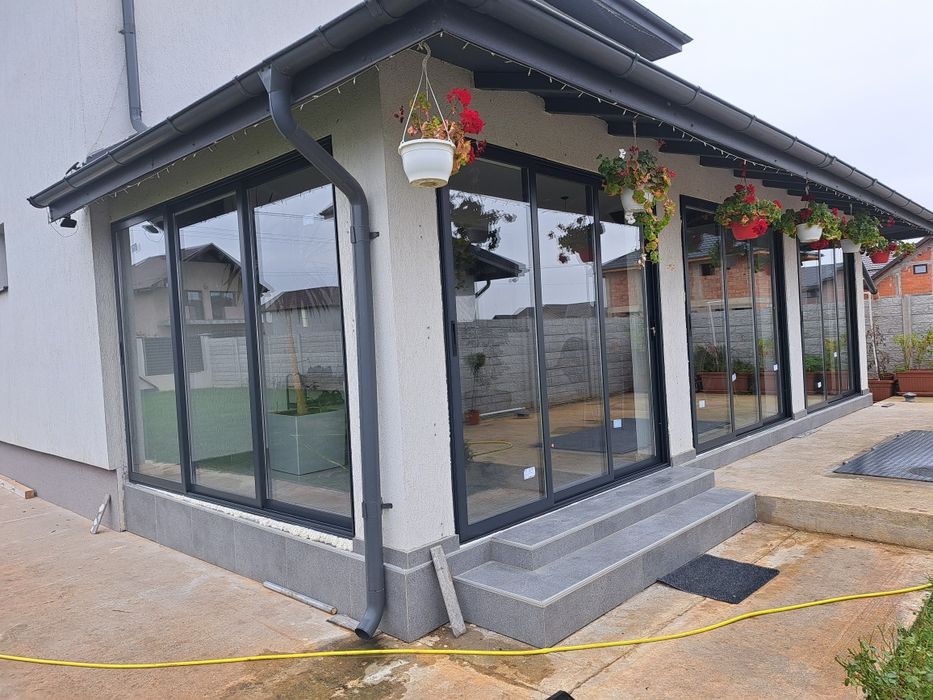 Uși glisante din aluminiu cu geam termopan