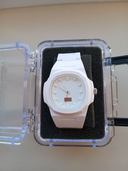 Продам новые белые часы