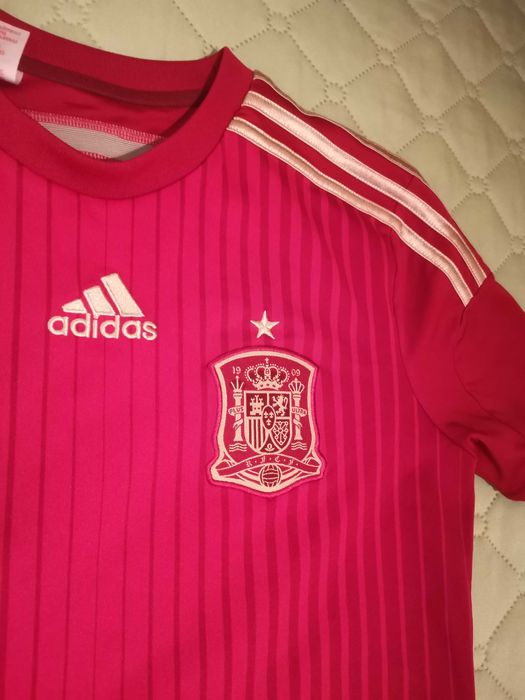 Продавам футболна фланелка на Испания