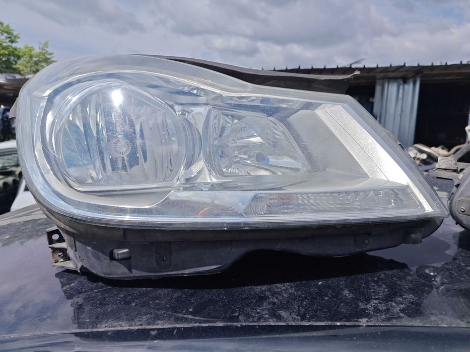 Обикновенни Фарове с крушка Mercedes W204 C class Facelift фар
