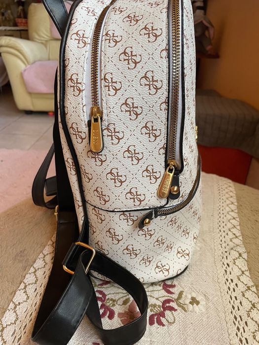 Раничка на марката Guess