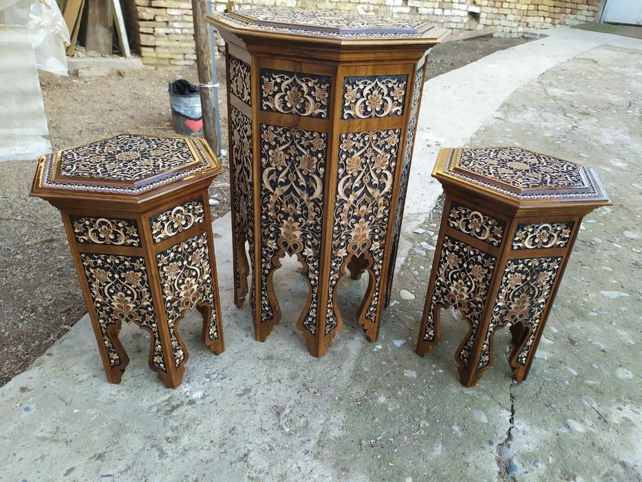 Yonĝoqdan òymakorlik uyslubida ishlangan stol stul