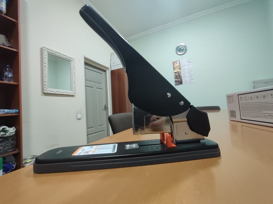 Продается большой степлер для книг