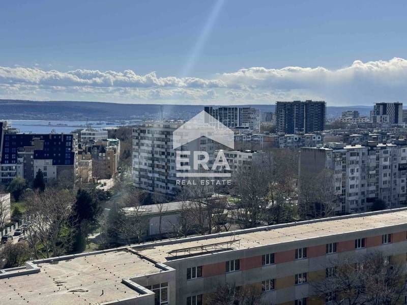 Четиристаен апартамент за ремонт за продажба в квартал Чайка , Варна .