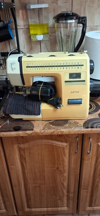Masina de cusut Larvia