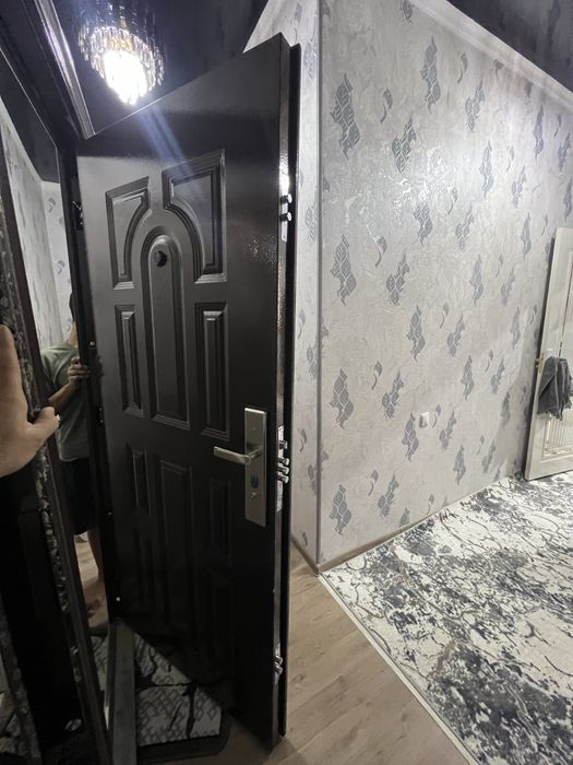 Kirish eshidi sotiladi