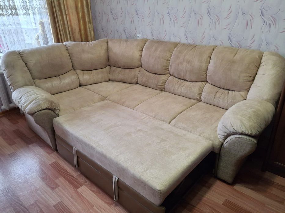 Диван и сервант.