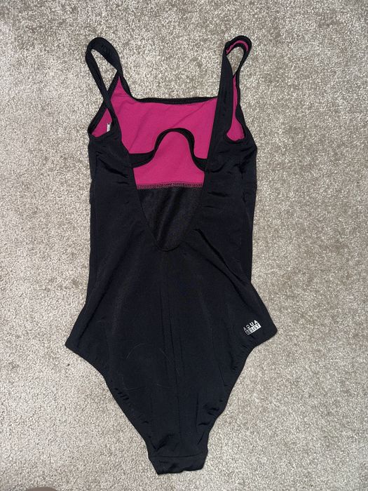 Продавам бански носени точно един път понеже не ми стават.