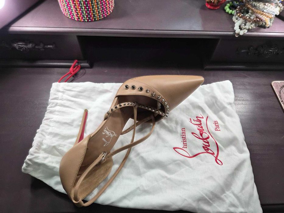 Statement absolut : pantofi Christian  Louboutin cu iconica talpa rosie