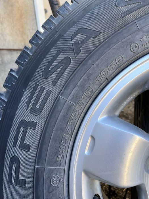 Продам диски с шиной Maxxis R15