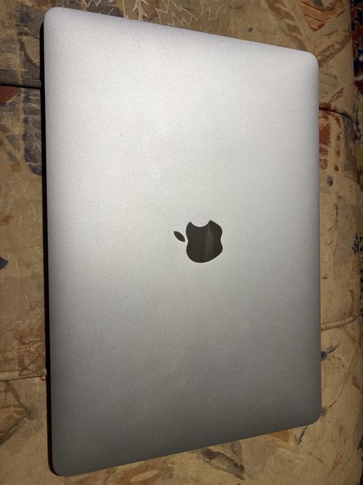MacBook Air M1 - 256 GB SSD 
8 GB RAM / 8-core GPU. 
Battery Health: 84%. 
Зарядно.

Лаптопът е в много добро състояние, с минимал