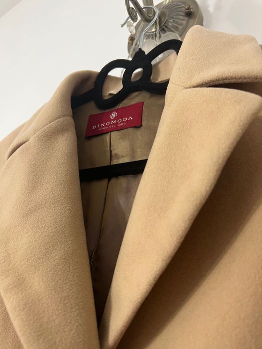 Vând palton bej, aspect de lână cu interior satinat.