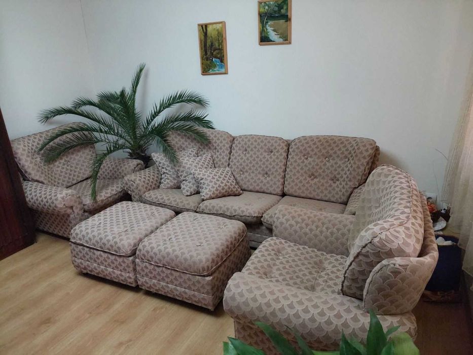 Холова гарнитура - диван, 2 фотьойла, 2 табуретки и 3 възглавнички.