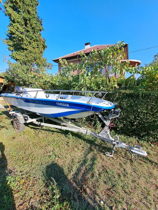 Лодка за риболов и разходка - тримаран, върви с мотор и колесар.