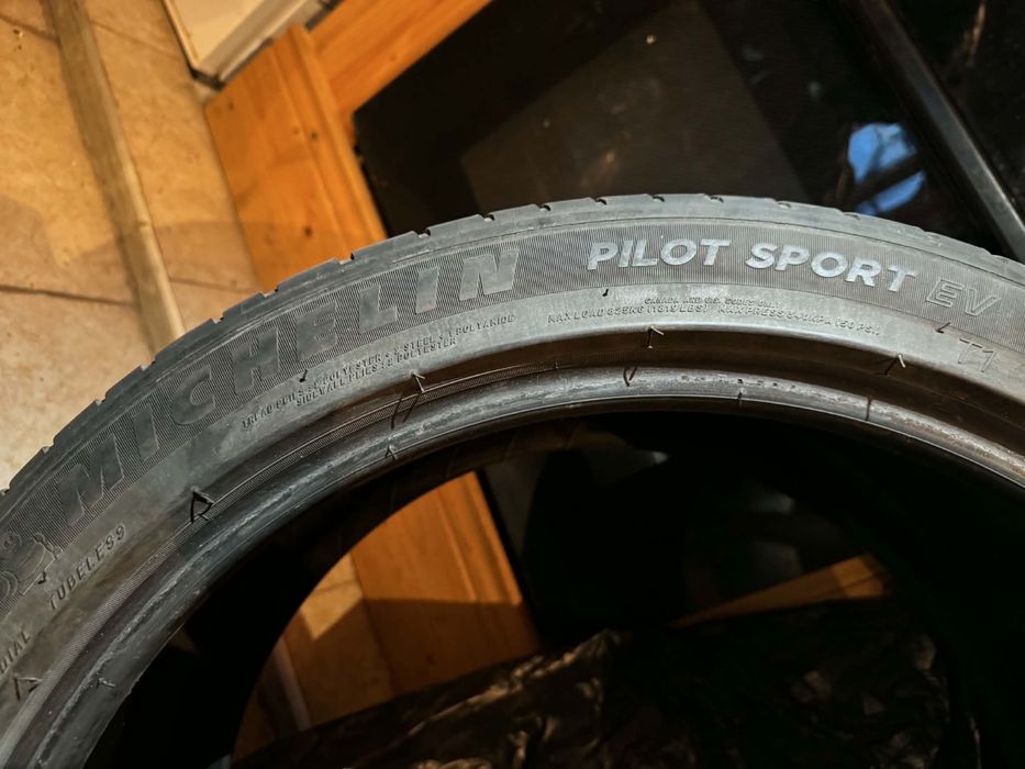 Продавам комплект 4 бр. Michelin Pilot Sport EV Acoustic 255/40 R20 101W XL T0 – Tesla Original