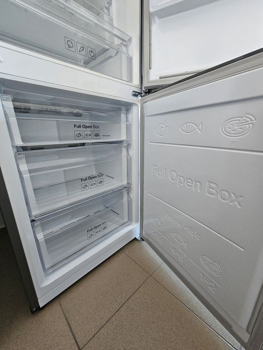 Хладилник с фризер Samsung