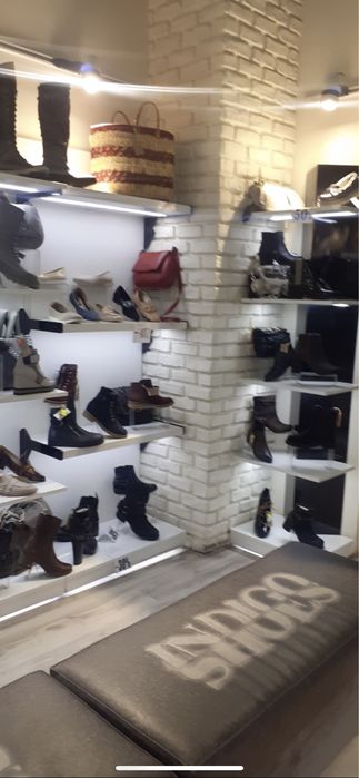 Магазинно оборудване (мебели, стилажи) за обувки.