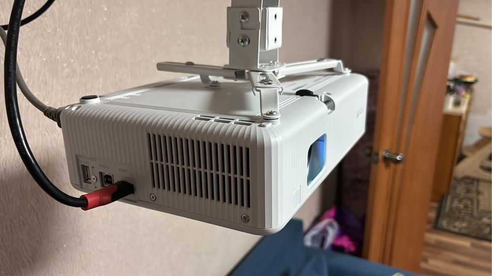 Продам проектор Epson CO-FH01