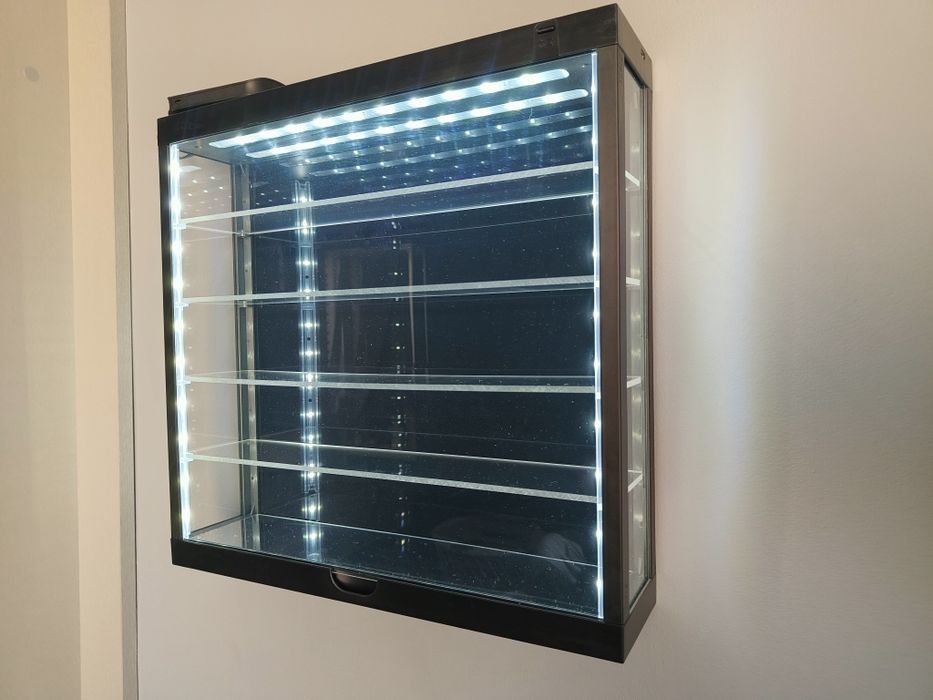 Витрина с лед осветление