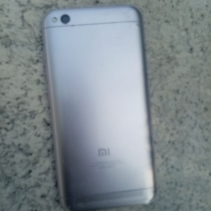 Mi 5 a sotiladi  srochna  ishlashi zor