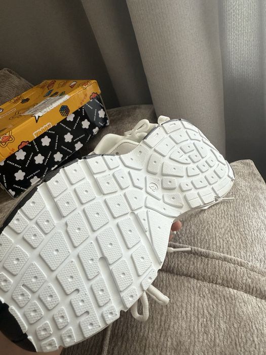 Продам кроссовки новые. На 34-35 размер.