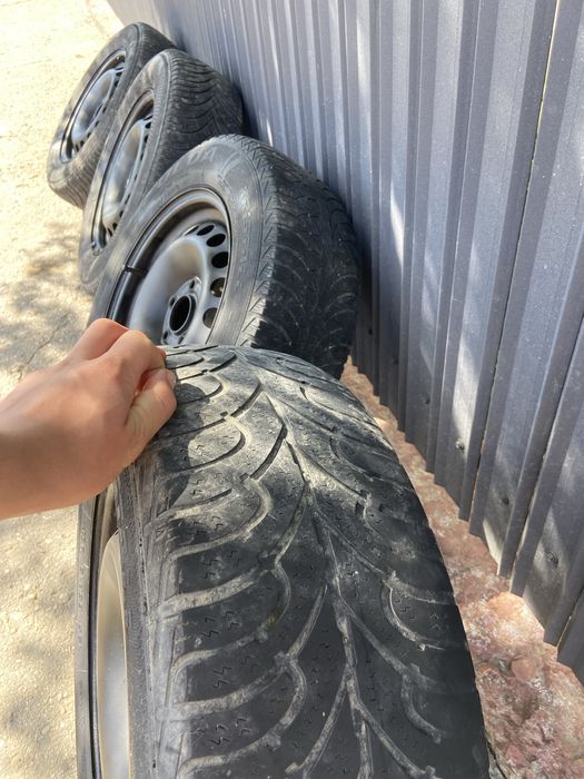 Vând jante 195/65 R15 cu anvelope de iarnă