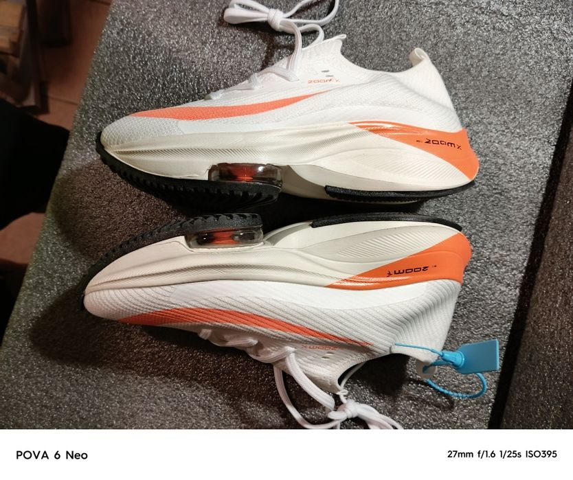 Продам кроссовки 40 размера новые ,белые, лёгкие,новый дизайн,