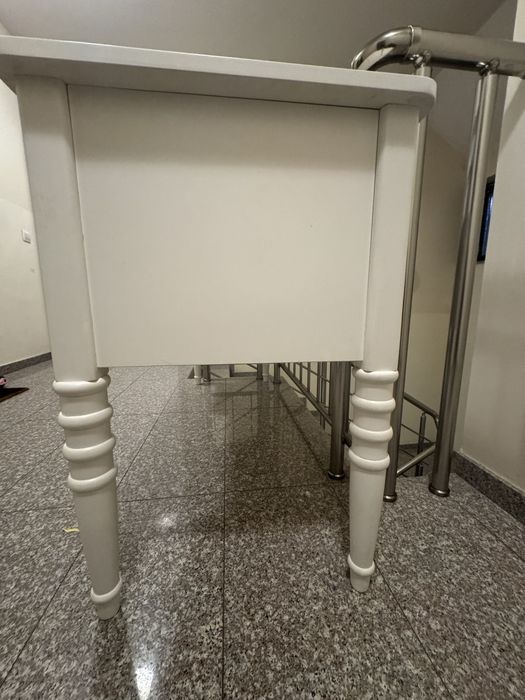 Масивно бюро.