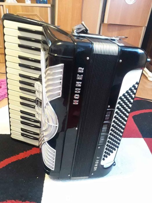 Vind acordeon hohner 96 basi.