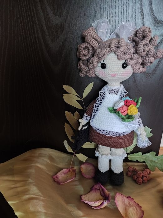 Кукла вязаная школьница