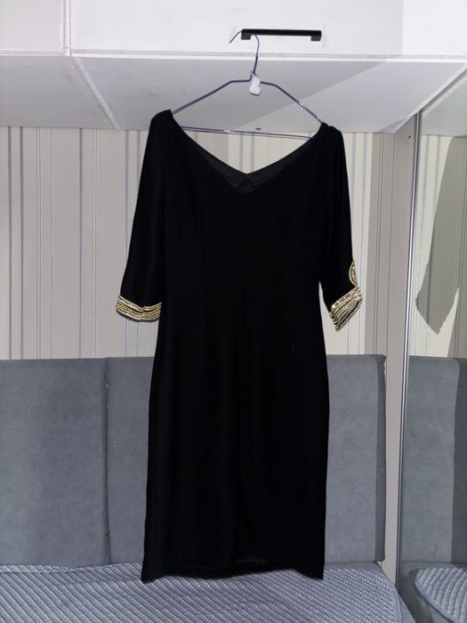 Черное платье со стразами