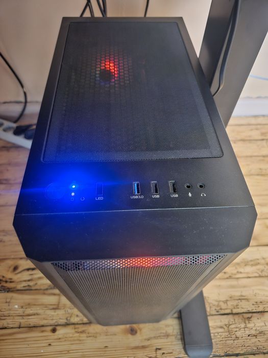 Геймърски компютър 9060XT 16GB/7800X3D/32GB RAM