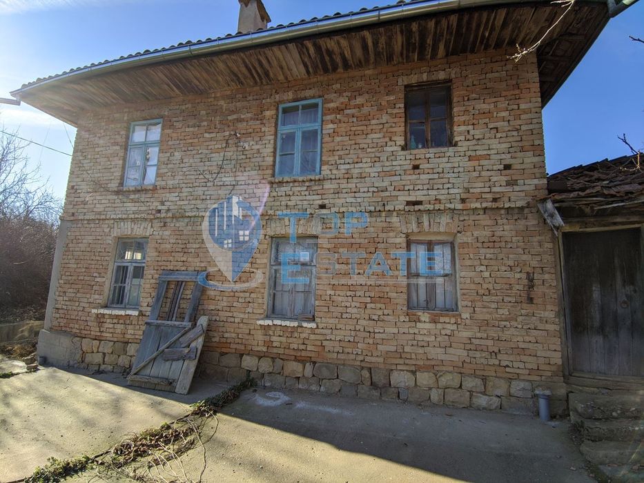 Двуетажна тухлена къща в Еленския балкан