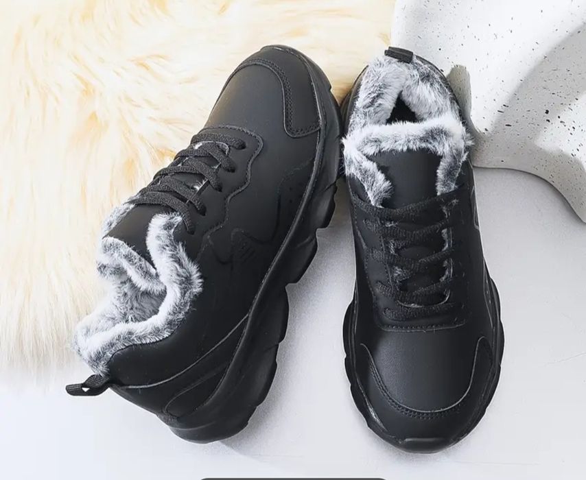 Продам женские утепленные кроссовки. .