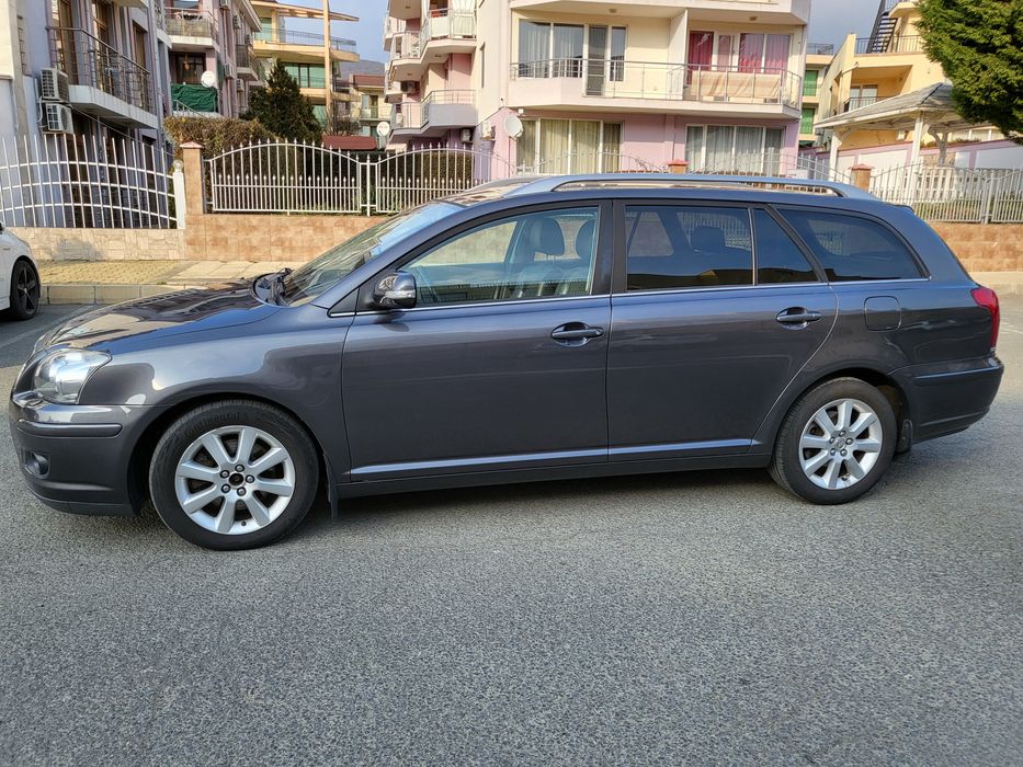 Таета авенсис 2.0 Д4Д 126 коня, цветът е много красив, мокър асфалт, ч