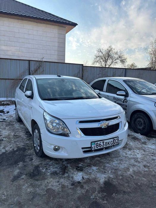 Арендаға машина бар.